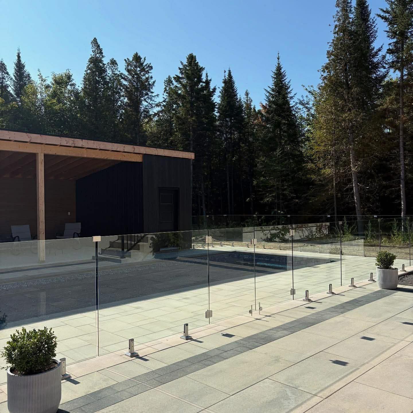 Installation de clôture de verre par l'équipe Structure DT