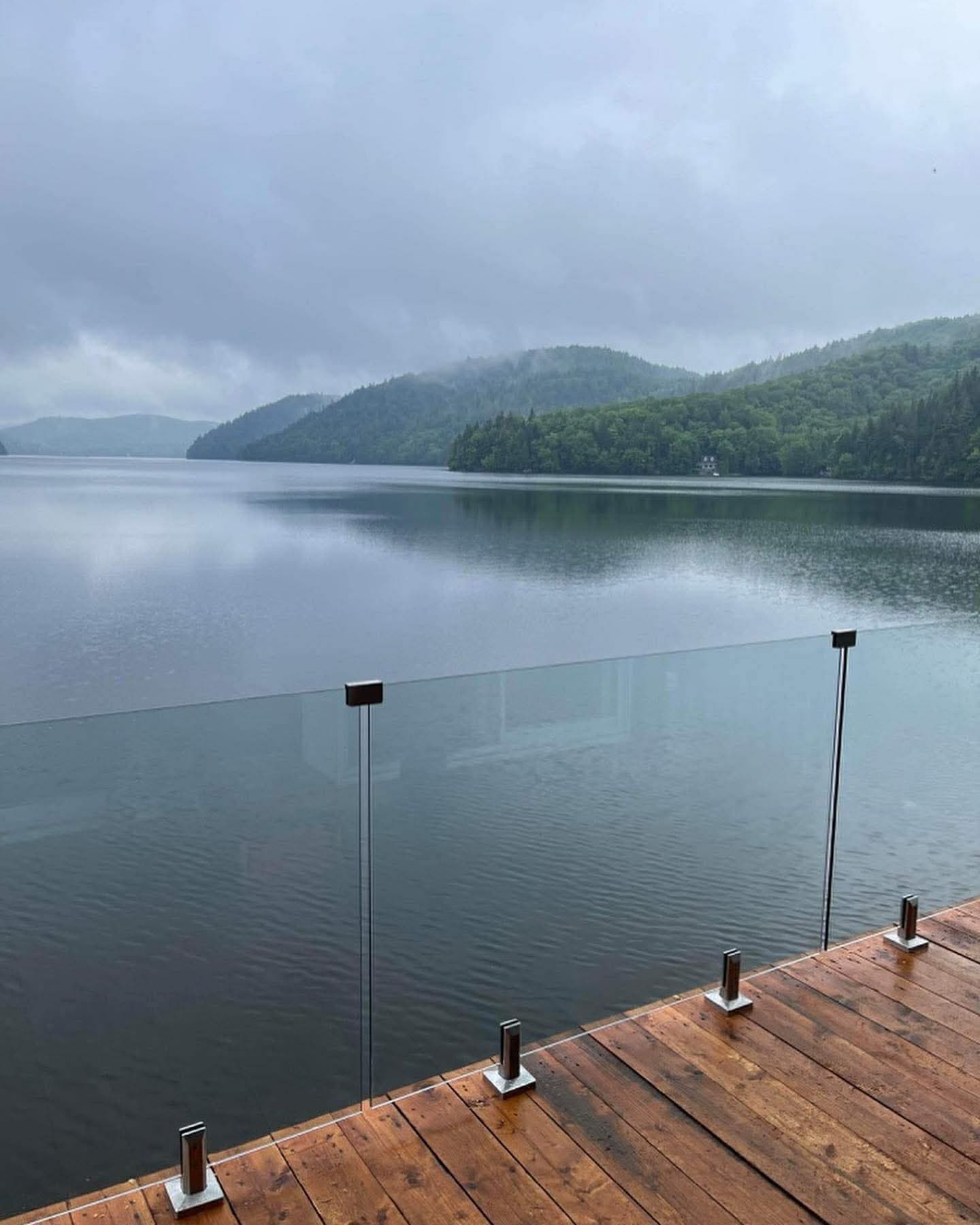 Garde-corps panoramique sur quai avec vue sur le lac brumeux