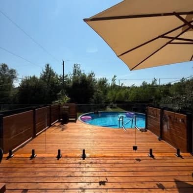 Garde-corps de terrasse en bois avec vue sur piscine hors-sol