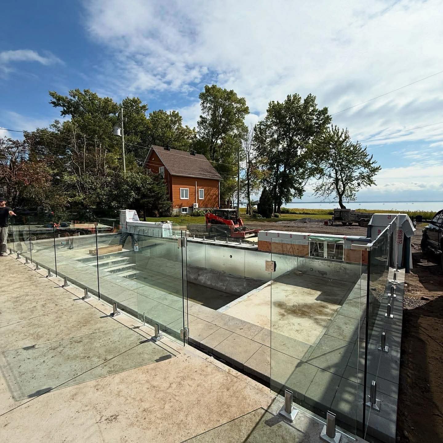 Installation de clôture de verre en bordure de lac